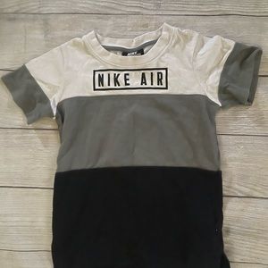 Boys Nike tee size S black/white/gray